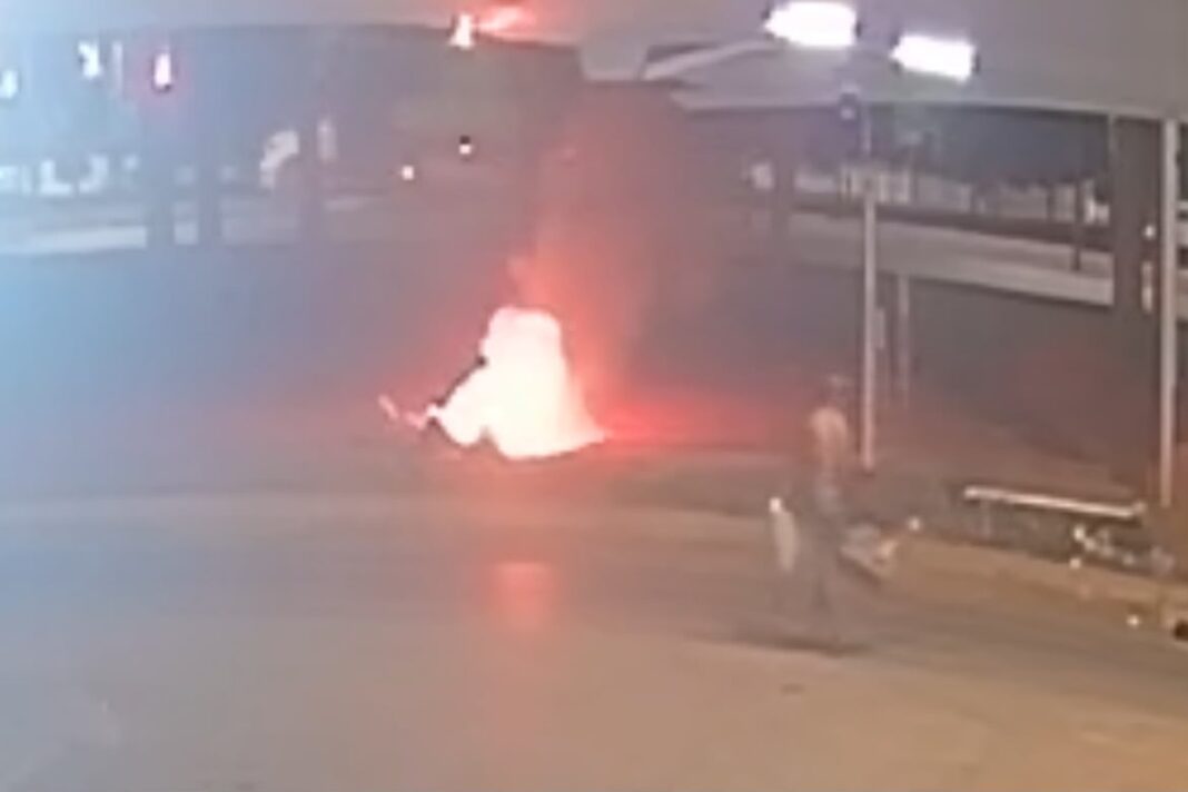 exclusivo:-camera-flagra-homem-ateando-fogo-em-lixo-com-recem-nascido-no-df