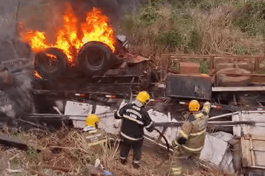 motorista-morre-carbonizado-apos-carreta-pegar-fogo-em-go