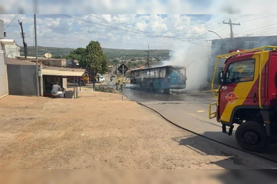 onibus-pega-fogo-e-chamas-atingem-comercio-de-municipio-no-entorno-do-df