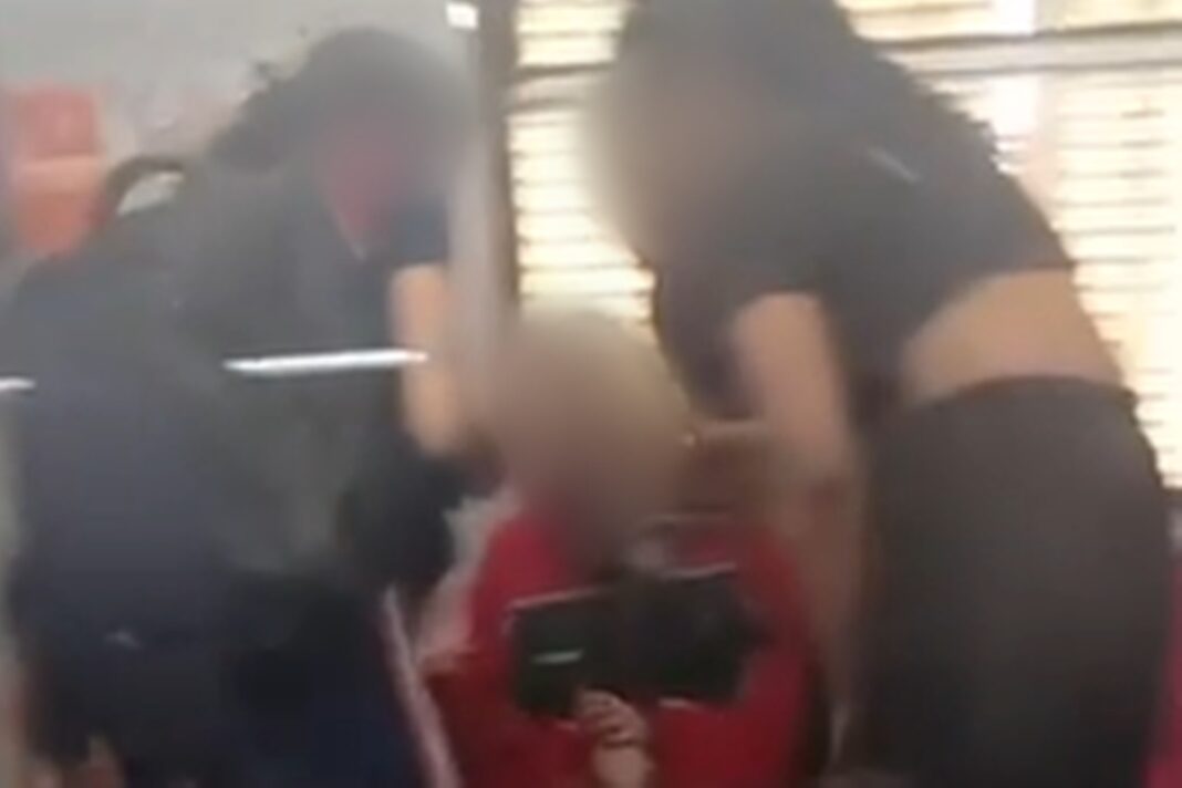 “cena-de-terror”:-jovem-ferida-por-homem-no-metro-foi-atingida-no-pescoco