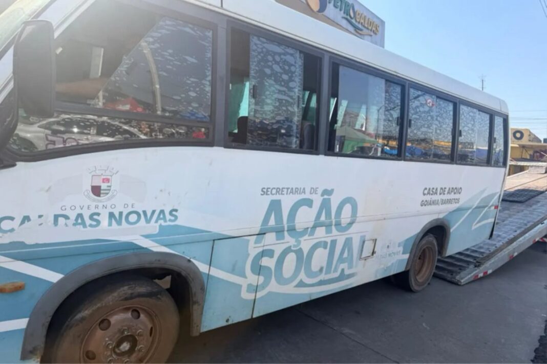 bebado-rouba-onibus-enquanto-motorista-tomava-cafe-para-resgatar-amigos