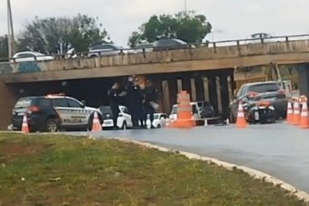 acidente-entre-carro-e-moto-trava-transito-no-viaduto-da-estrutural