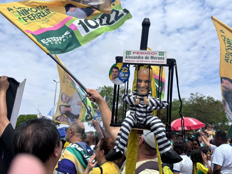 Ato da direita em Brasília tem boneco de Moraes preso e cartaz contra o PT