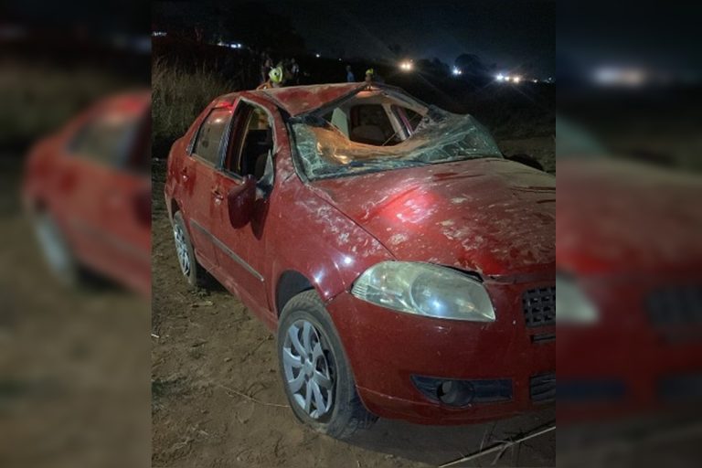 Homem morre após capotar carro e ser lançado para fora do veículo na BR-251