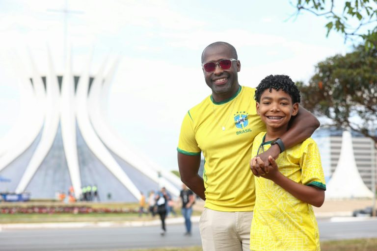 Desfile de 7 de Setembro reúne famílias na Esplanada dos Ministérios