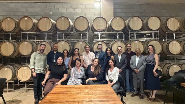 Presidente da OIV visita Vinícola Brasília e destaca qualidade dos vinhos produzidos com dupla poda