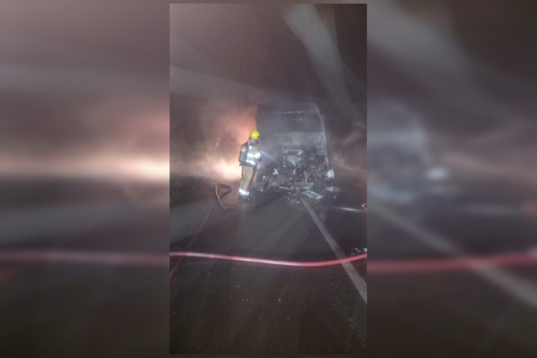carreta-de-esgoto-bate-em-caminhao-e-provoca-incendio-na-br-060