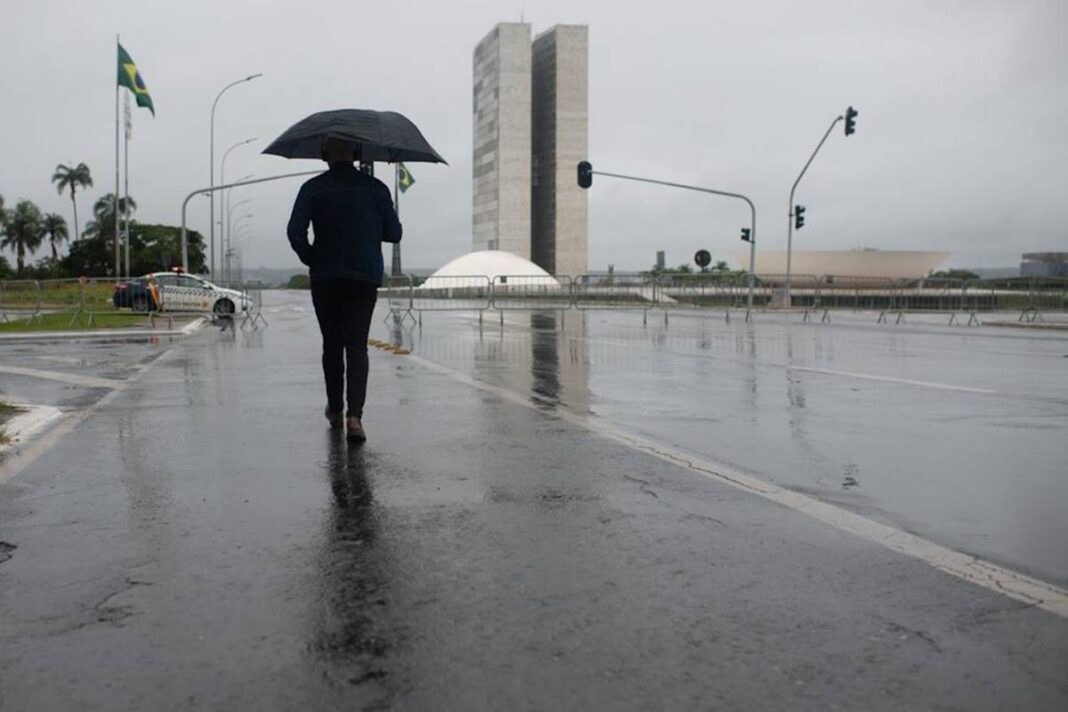 df-comeca-semana-sob-alerta-para-chuvas-intensas;-veja-previsao
