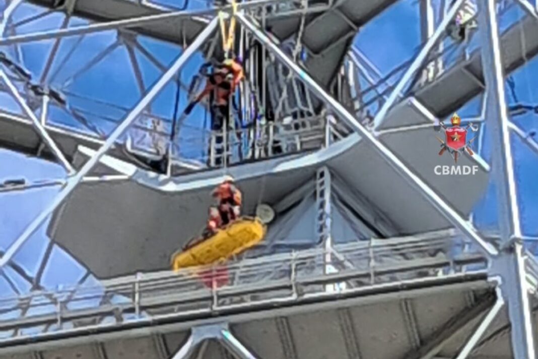 bombeiros-fazem-treinamento-de-resgate-em-altura-na-torre-de-tv