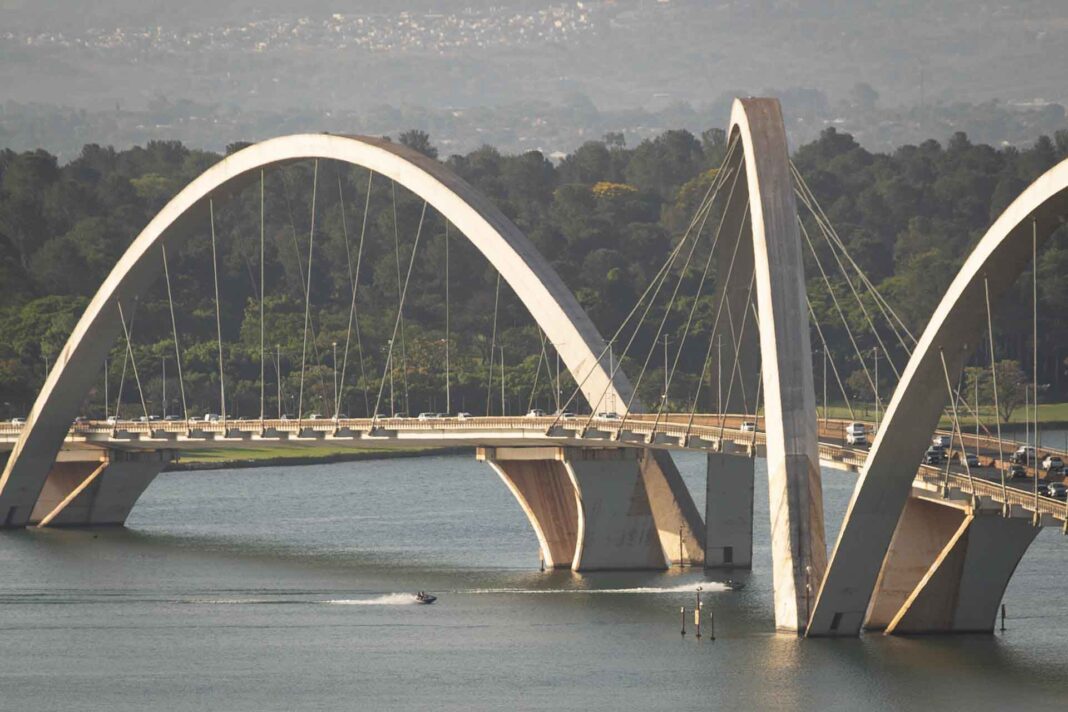 vistoria-do-mpdft-aponta-comercio,-lixo-e-fogueiras-na-orla-do-lago-paranoa