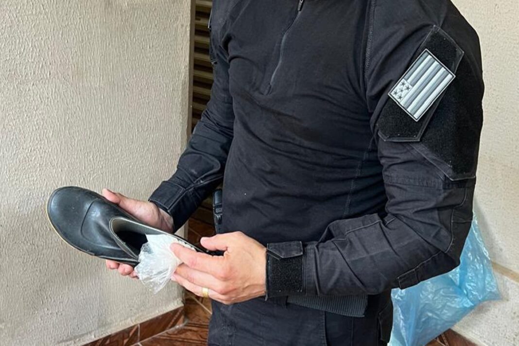 pcgo-apreende-drogas-escondidas-dentro-de-solas-de-galochas-em-operacao