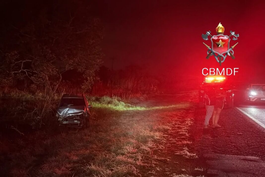 mulher-e-hospitalizada-apos-carros-sairem-da-pista-em-acidente-na-df-001