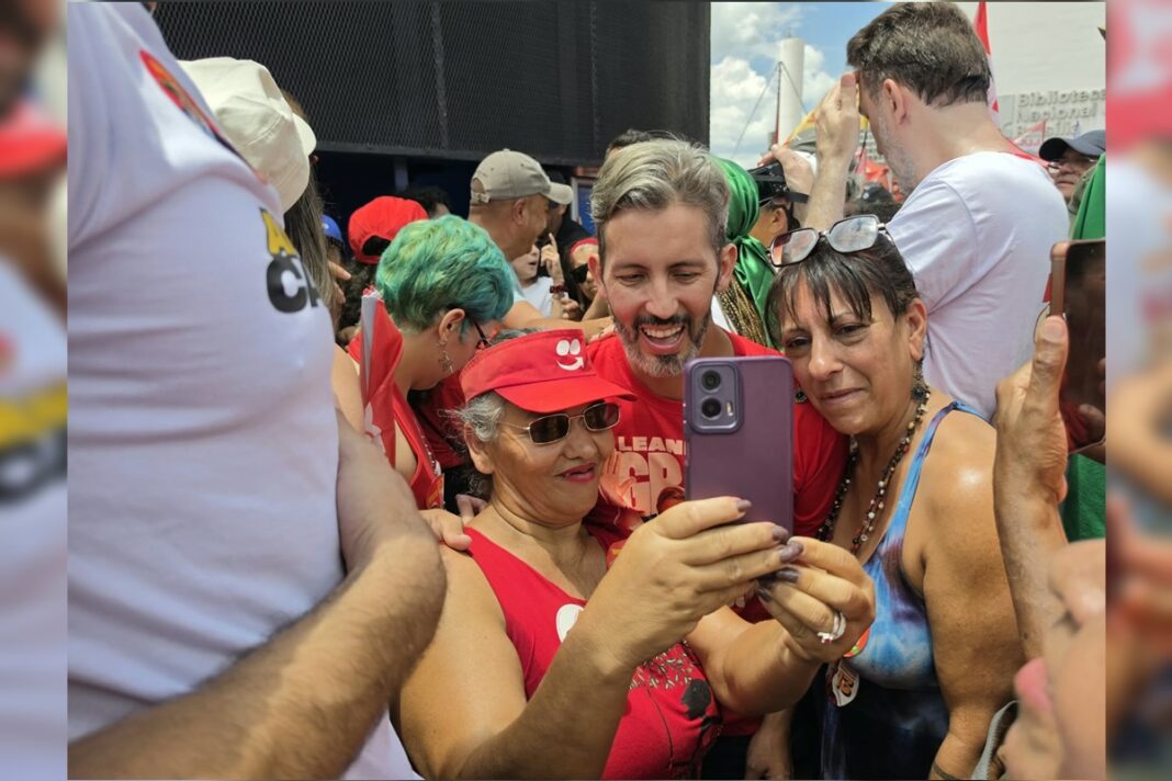 “o-povo-ta-na-rua-defendendo-direitos”,-diz-grass-em-ato-da-esquerda-no-df