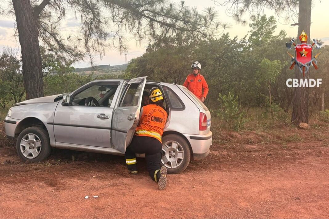 carro-bate-em-arvore-e-deixa-pessoa-gravemente-ferida-no-df