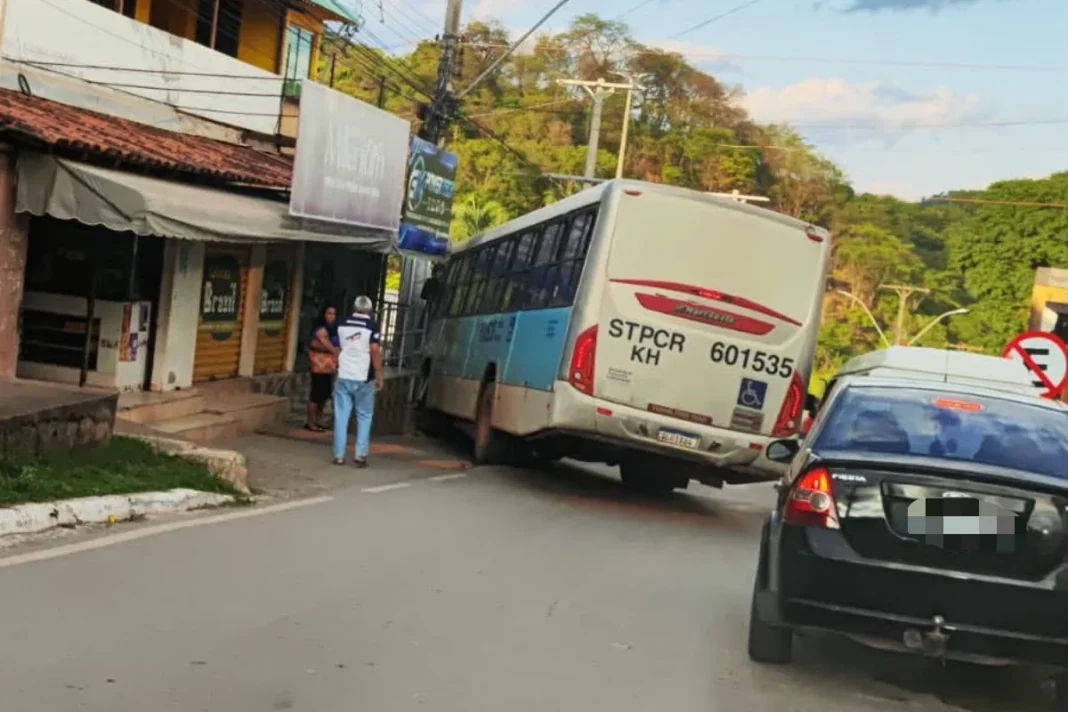 sem-freio,-motorista-perde-controle-de-onibus-e-invade-predio-no-df