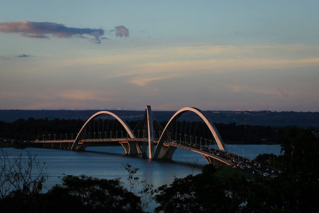 ponte-jk:-faixas-reversas-comecam-a-funcionar-nesta-quarta-feira-(21/10)