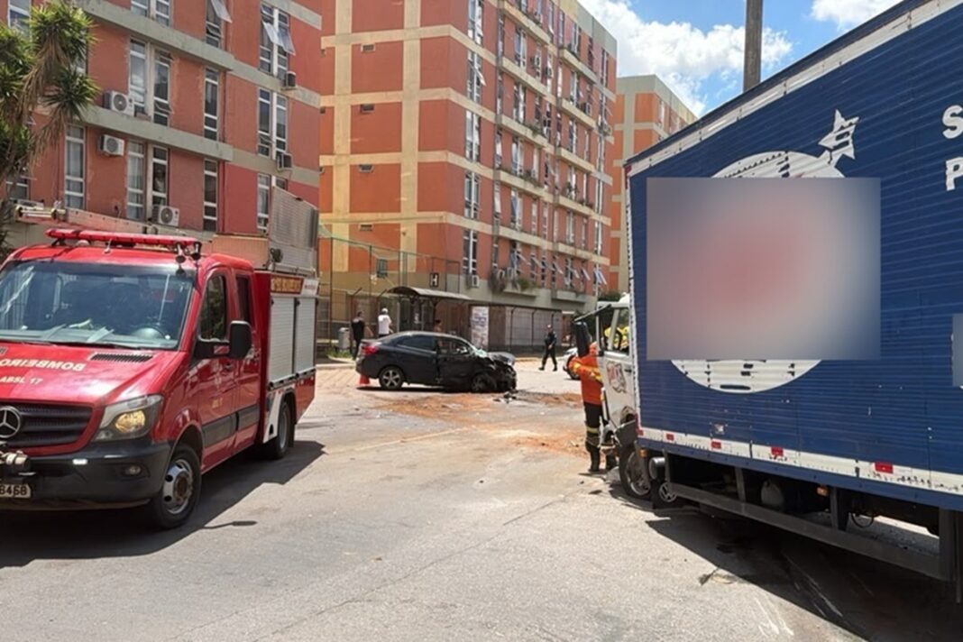 acidente-entre-caminhao-e-carro-deixa-homem-ferido-e-interdita-via-no-df