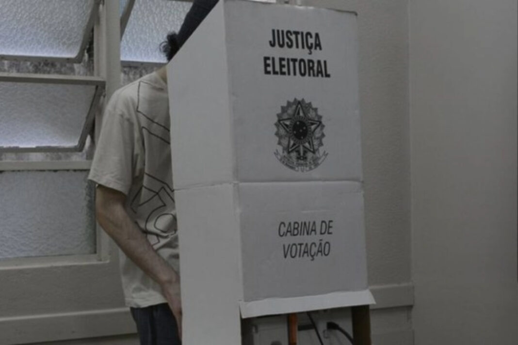 homem-e-detido-apos-confusao-por-fotografar-zona-eleitoral-no-df