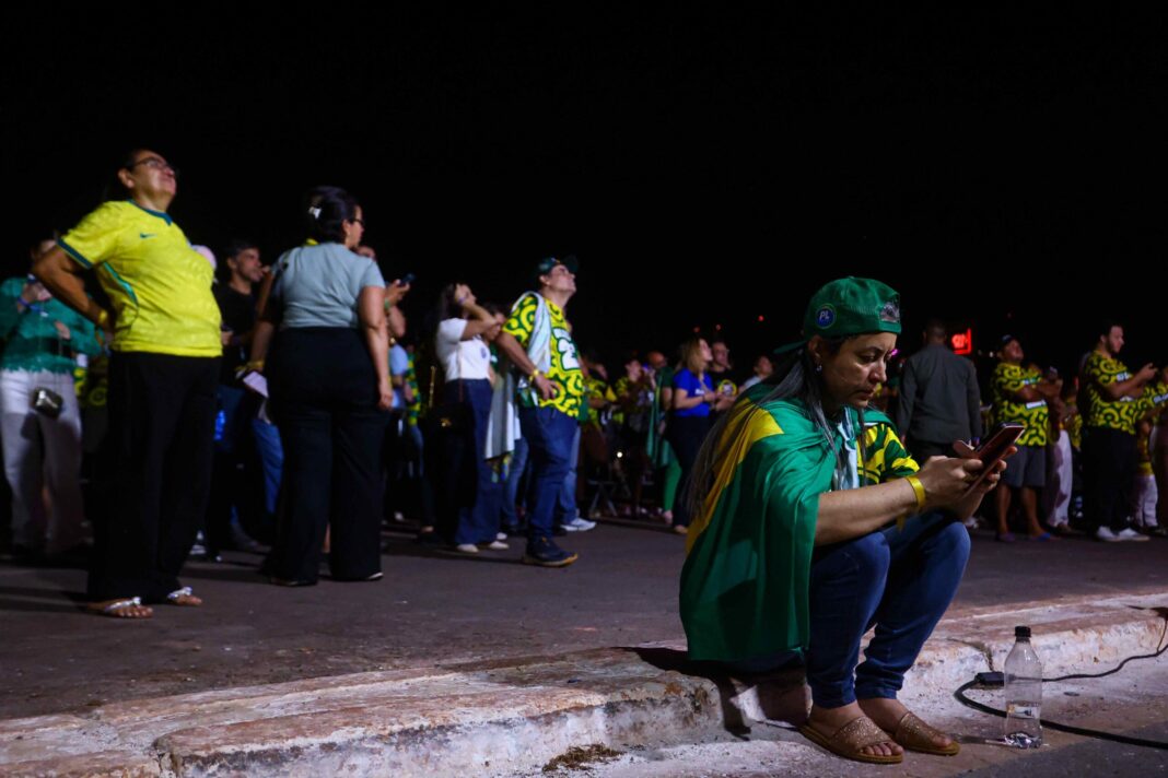 em-silencio,-apoiadores-de-flavio-deixam-esplanada-apos-vitoria-de-lula