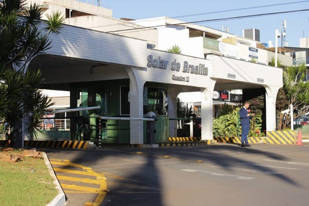 homem-e-preso-ao-bater-boca-com-pm-que-faz-a-seguranca-na-casa-de-bolsonaro
