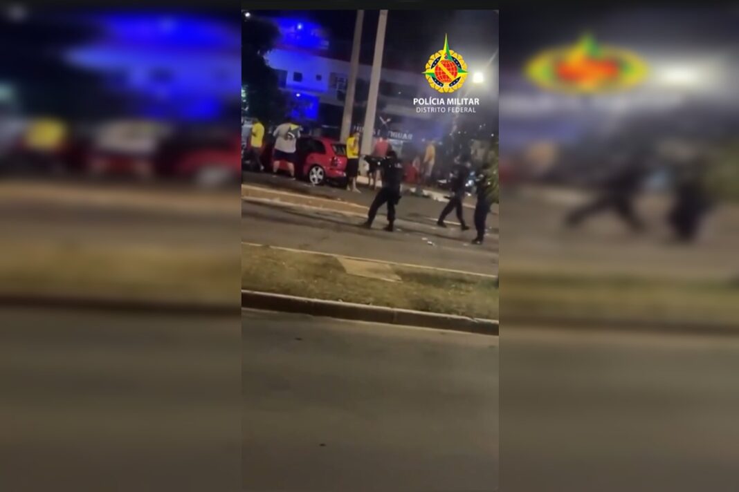 festa-pos-eleicao-no-df-tem-spray,-balas-de-borracha-e-bebidas-arremessadas