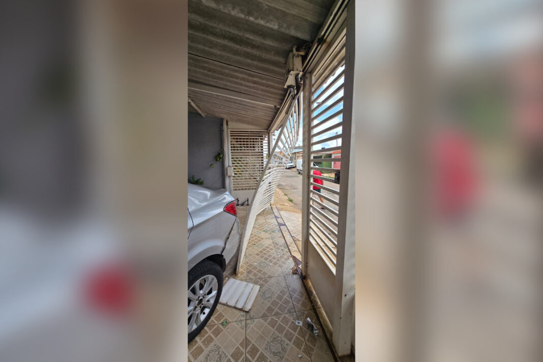 vizinho-quebra-portao-de-dona-de-casa-com-carro-apos-denuncia-de-som-alto