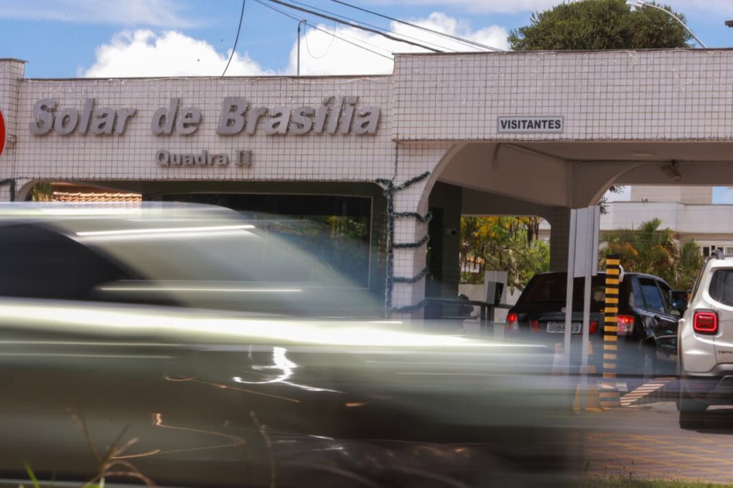 homem-preso-no-domingo-perto-da-casa-de-bolsonaro-disse-para-pm:-“faz-o-l”