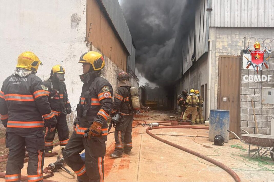 incendio-atinge-galpao-de-tapetes-em-ceilandia-e-fumaca-preta-chama-atencao