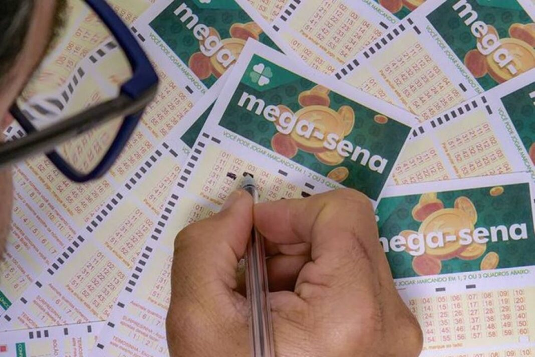 mega-sena:-bolao-e-aposta-unica-do-df-acertam-quina-e-ganham-r$-96,5-mil