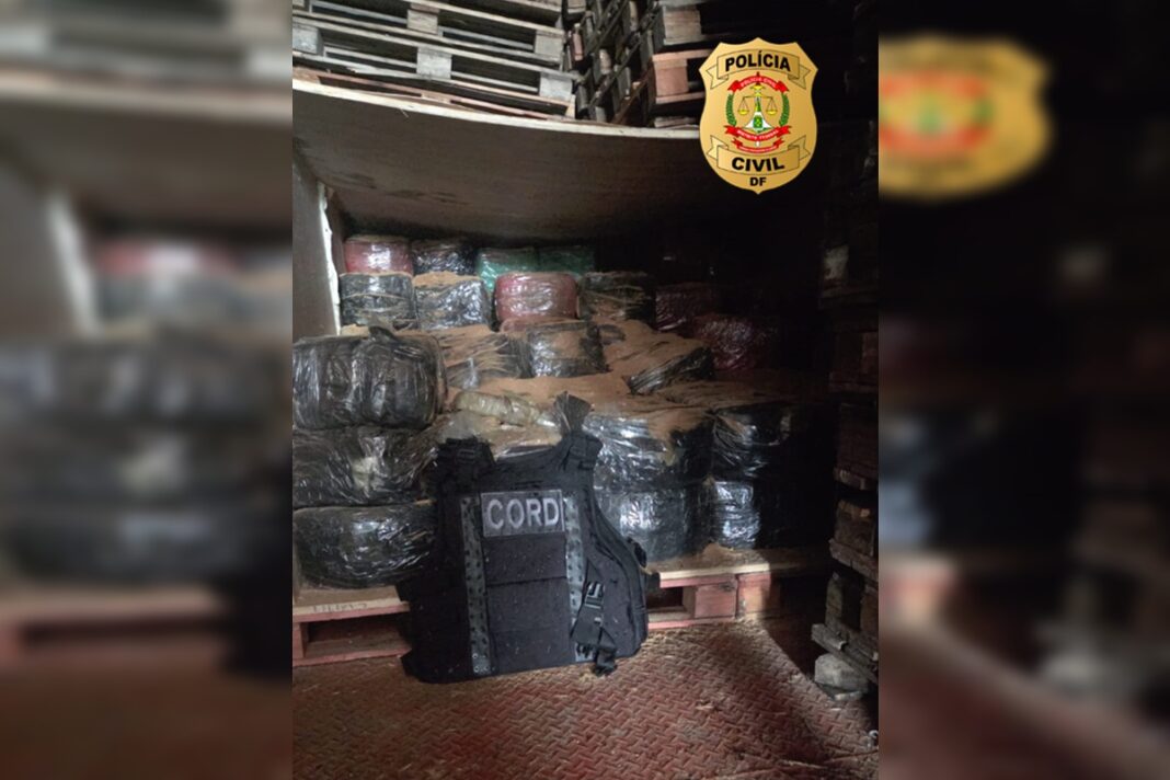 caminhao-com-cerca-de-4-toneladas-de-drogas-e-apreendido-em-goias