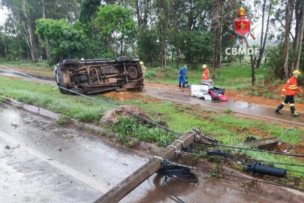 motorista-fica-ferido-ao-derrubar-poste-de-luz-no-park-way-com-caminhonete