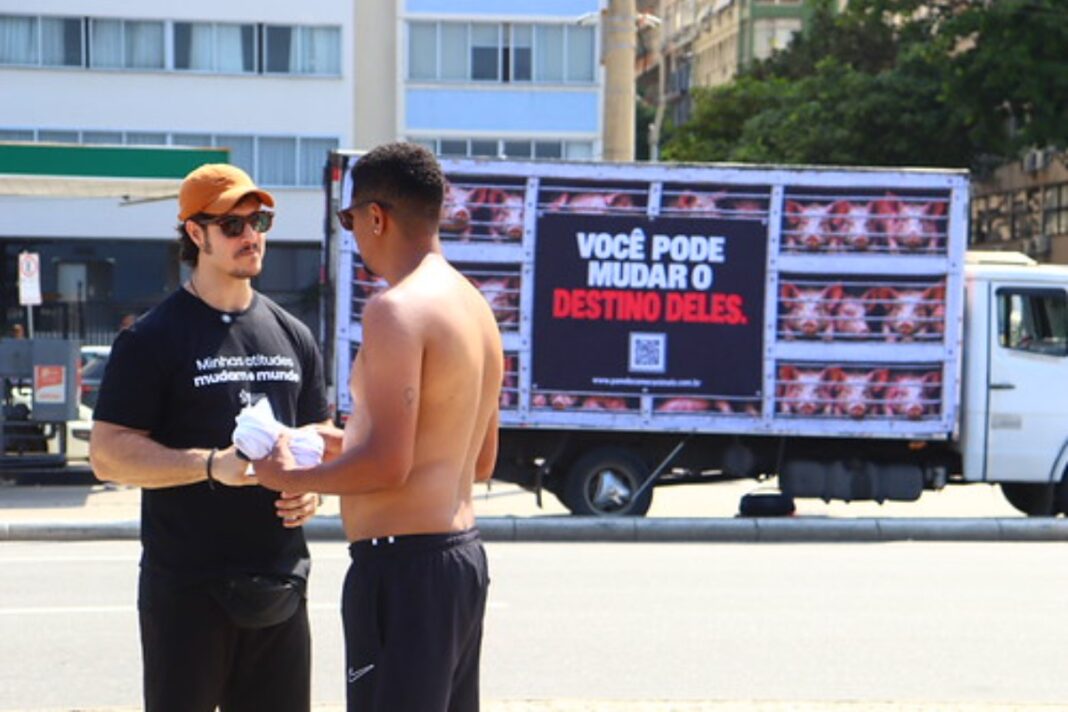 “caminhao-do-terror”:-acao-vegana-percorre-o-df-com-som-de-abate-animal
